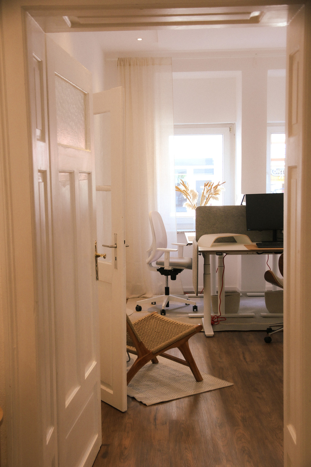 Schreibtisch in klimatisiertem Büro - Desk 6